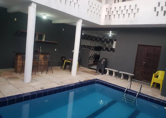 Quartos Em Casa Com Piscina E Churrasqueira