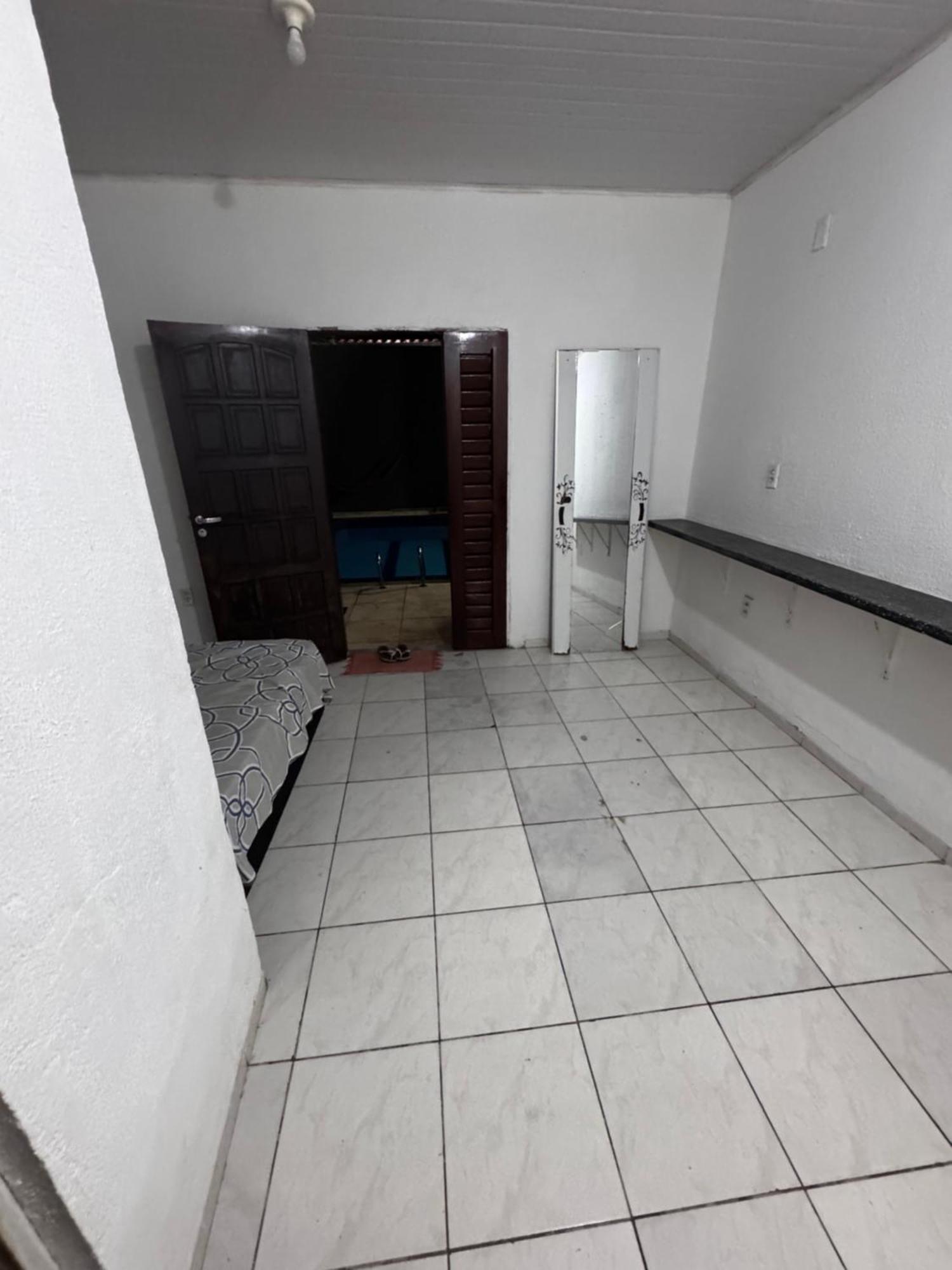 Quartos Em Casa Com Piscina E Churrasqueira